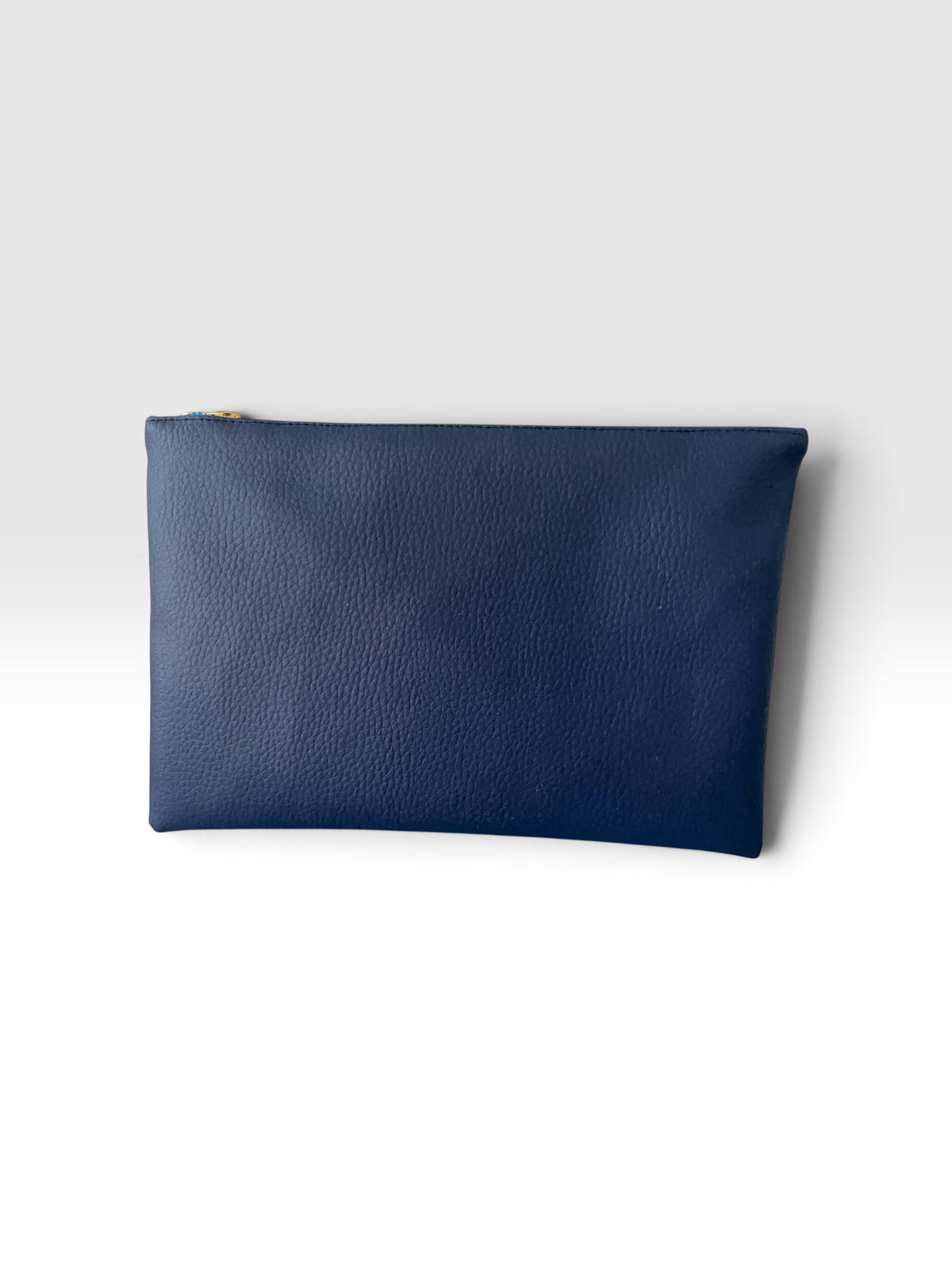 Unifarbene Rückseite der Pomegranate Clutch aus veganem Leder