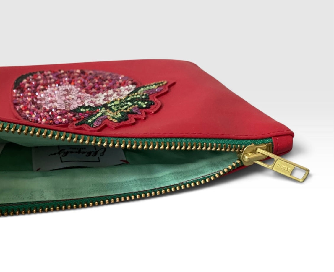 Innenansicht der Strawberry Clutch mit Forest-Green-Reißverschluss, Water-Green-Baumwollfutter und einem Einzelfach
