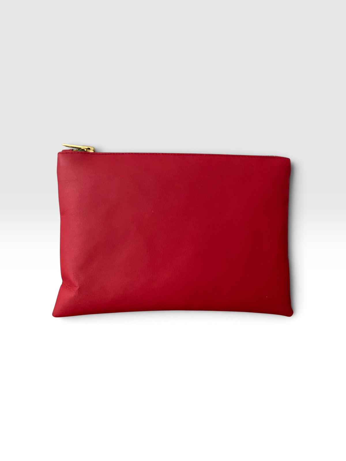 Unifarbene Rückseite der Strawberry Clutch aus veganem Leder
