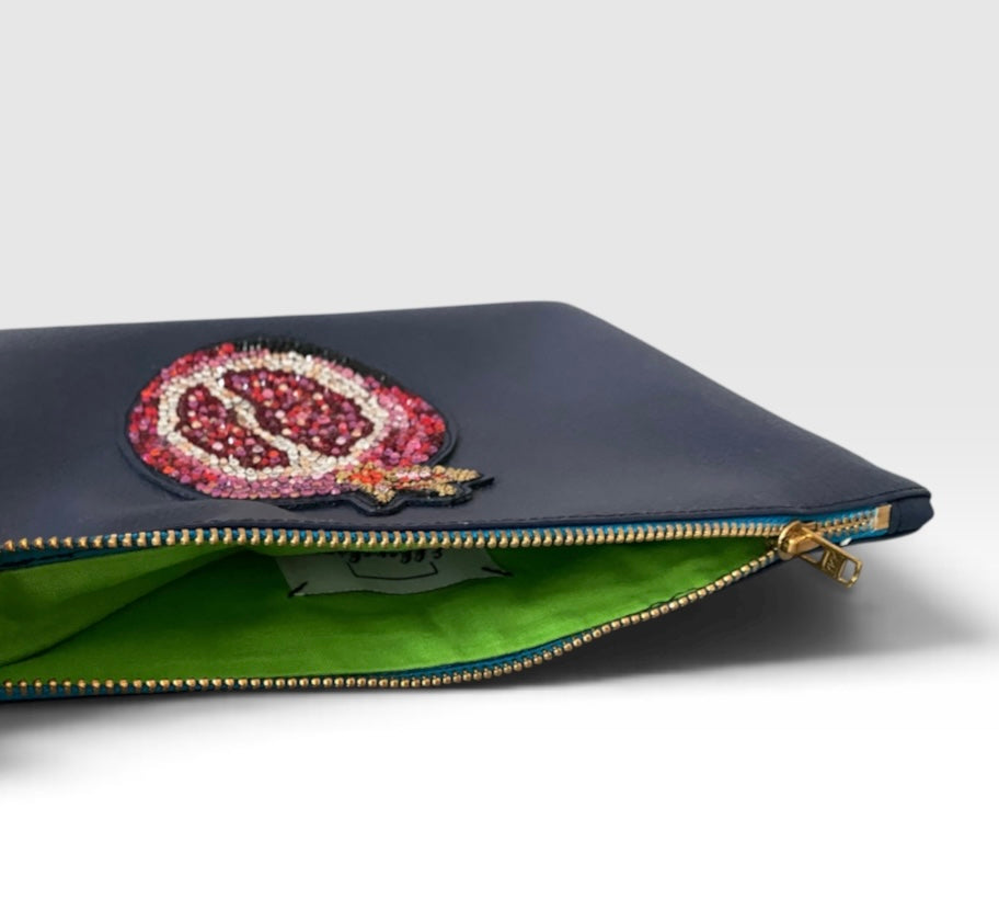 Innenansicht der Pomegranate Clutch mit Limegreen-Baumwollfutter, Babyblue-Reißverschluss und einem Einzelfach
