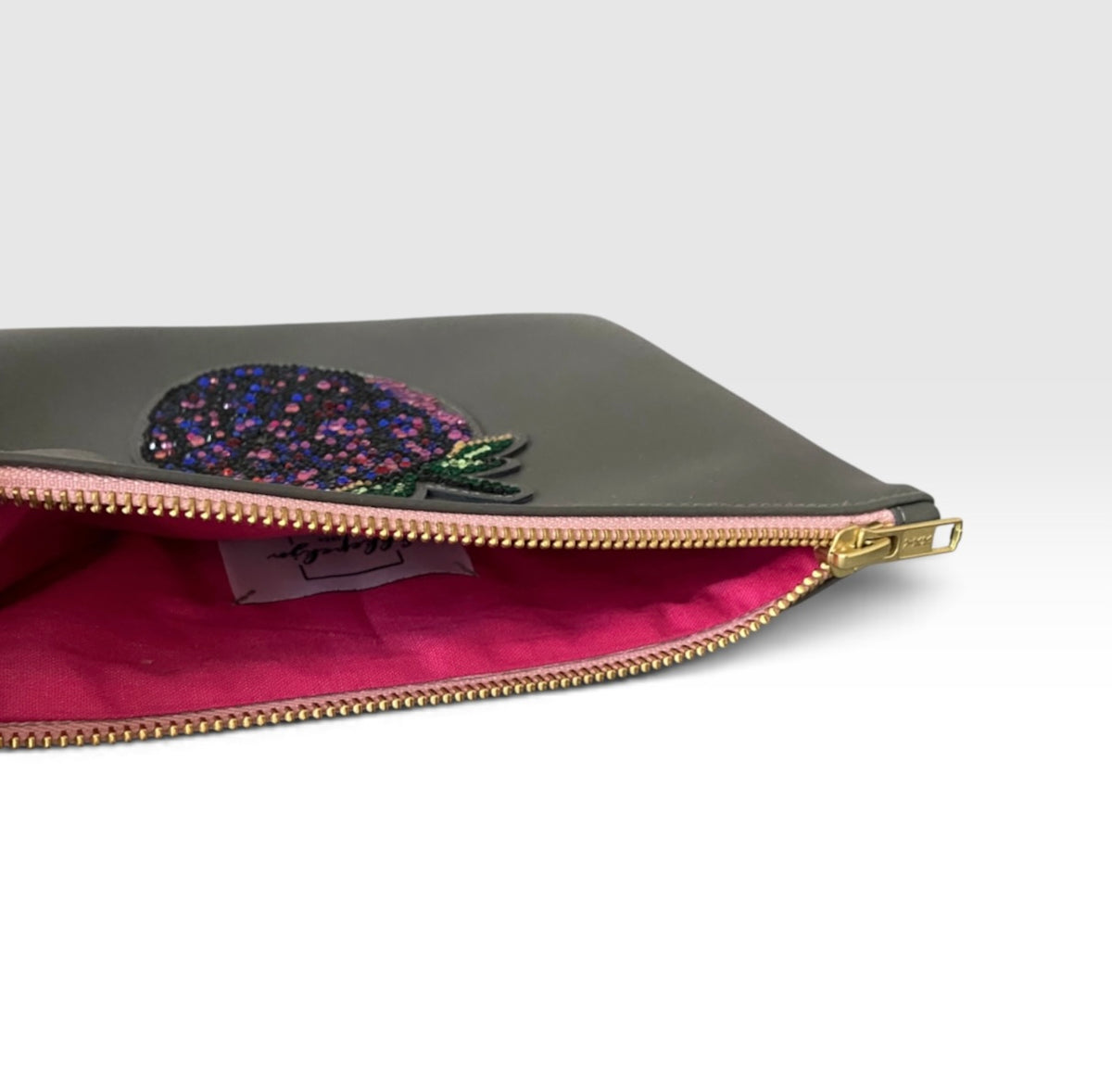Innenansicht der Blackberry Clutch mit Fuchsia-Futter, rosafarbenem Reißverschluss und einem Einzelfach
