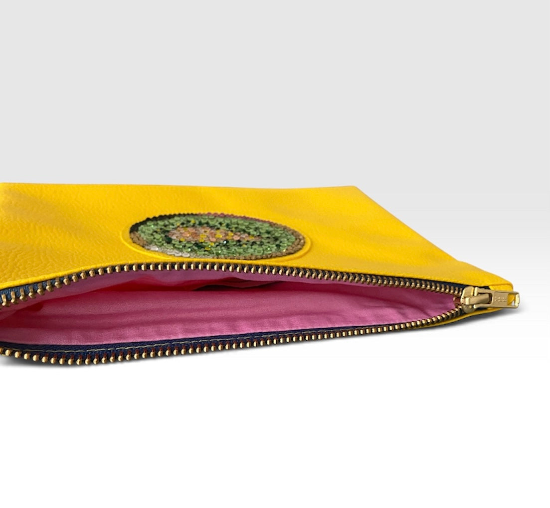 Innenansicht der Kiwi Clutch mit Bubblegum-Pink-Baumwollfutter, Denimblue-Reißverschluss und einem Einzelfach
