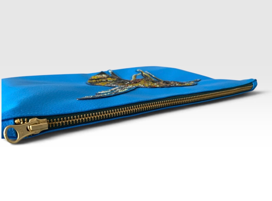 Liegende Bee Clutch aus cobaltblauem veganem Leder mit sichtbarem Forest-Green-Reißverschluss und Größenansicht
