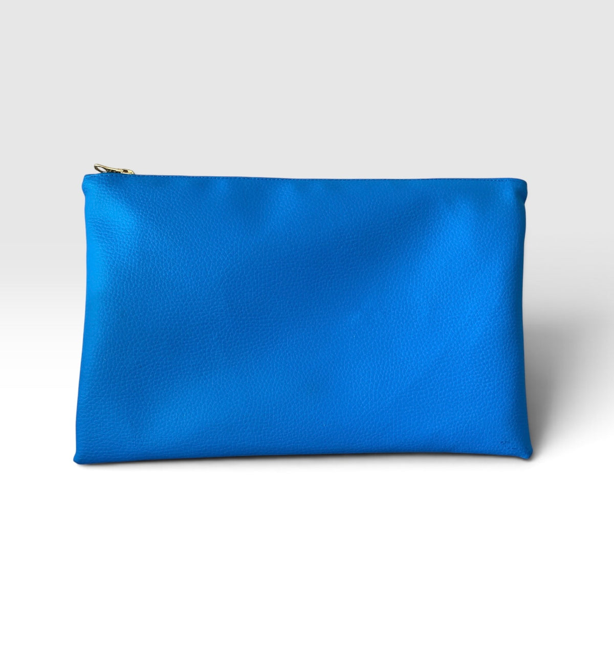Unifarbene Rückseite der Bee Clutch aus cobaltblauem veganem Leder
