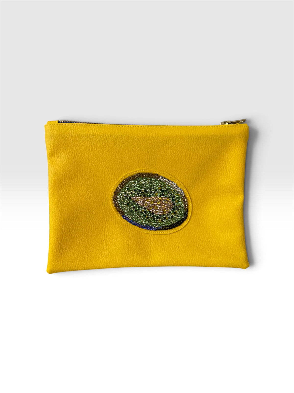 Frontansicht der Kiwi Clutch mit handgesetzter Kiwi-Applikation aus Glas-Strasssteinen
