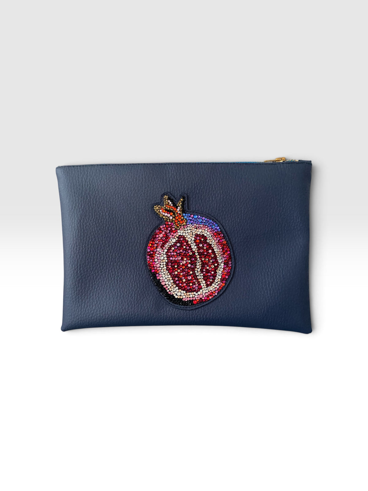 Frontansicht der Pomegranate Clutch mit handgesetzter Pomegranate-Applikation aus Glas-Strasssteinen
