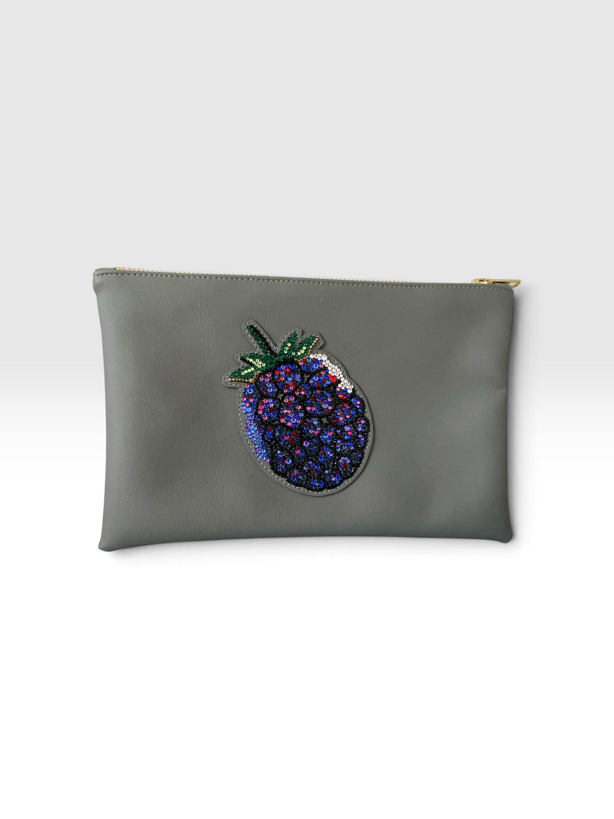 Frontansicht der Blackberry Clutch mit handgesetzter Blackberry-Applikation aus Glas-Strasssteinen
