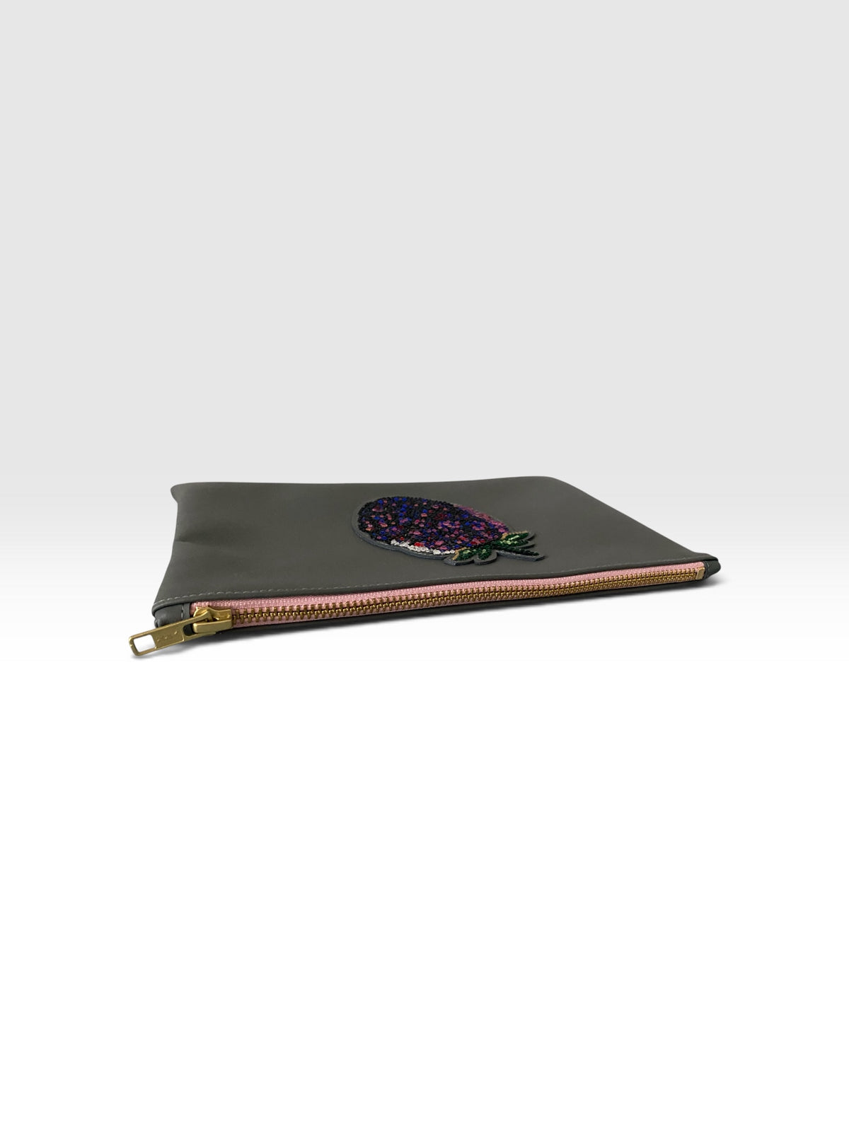 Liegende Blackberry Clutch aus Stone-Grey-Kunstleder mit rosafarbenem Reißverschluss und Größenansicht
