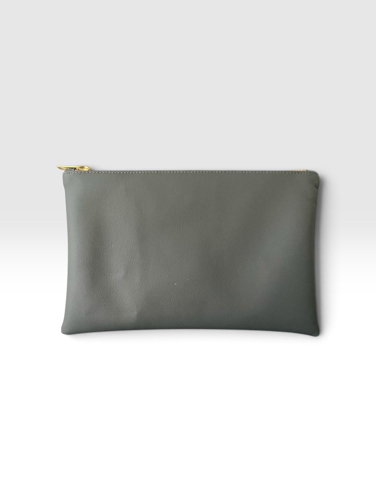Unifarbene Rückseite der Blackberry Clutch aus veganem Leder in Stone Grey
