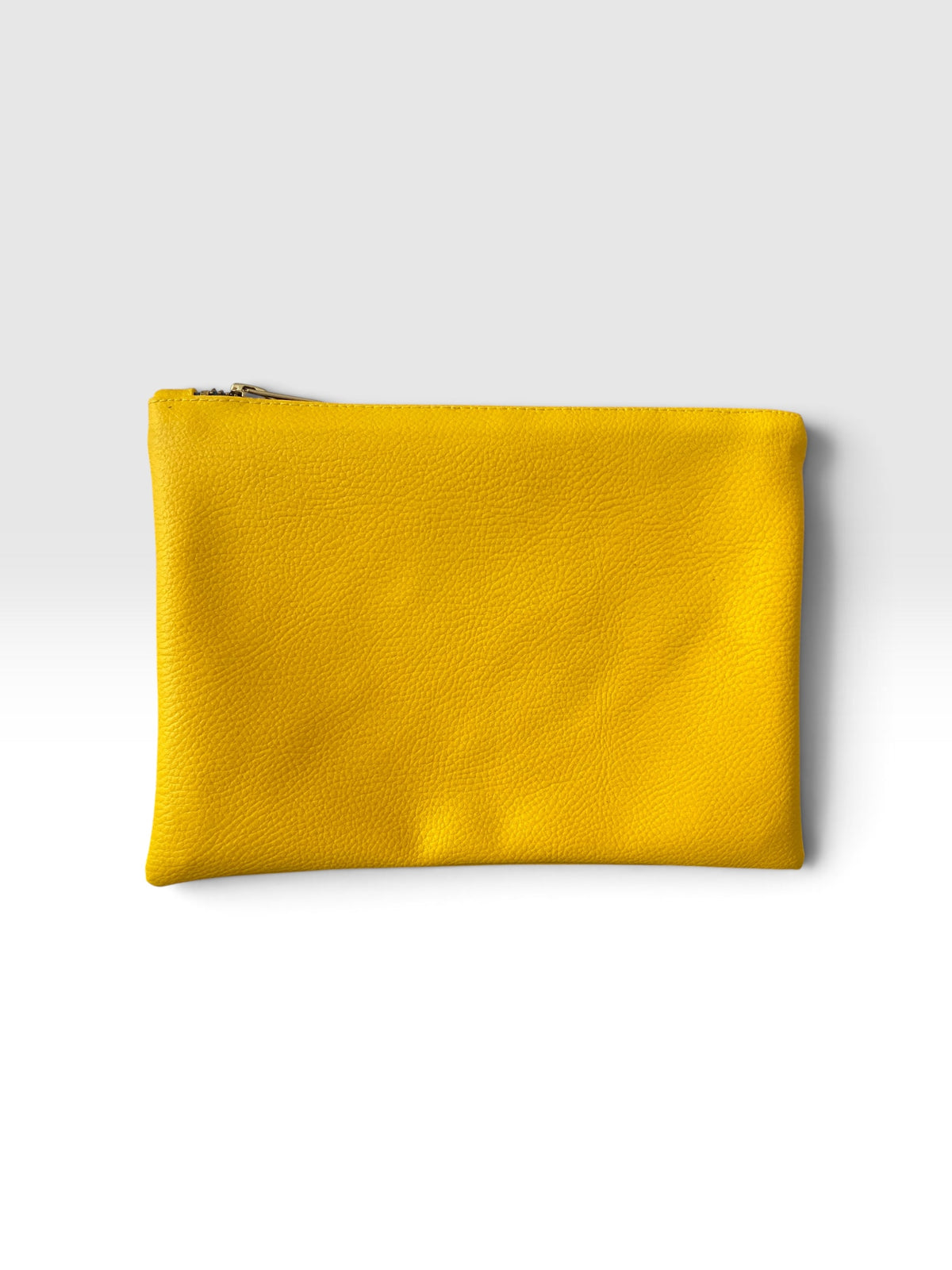 Unifarbene Rückseite der Kiwi Clutch aus veganem Leder

